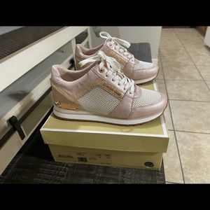 Tenis nuevos en caja Michael kors solo se usaron 2 veces perfecto estado.